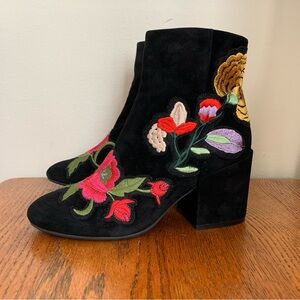 Kenneth Cole—Reeve 4 Floral Appliqué Suede Block Heel Ankle Bootie (Size 6.5)